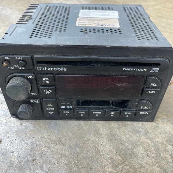 01 Oldsmobile Bravada AM FM CD cassette radio receiver Part No 09376173 - Picture 2 of 8